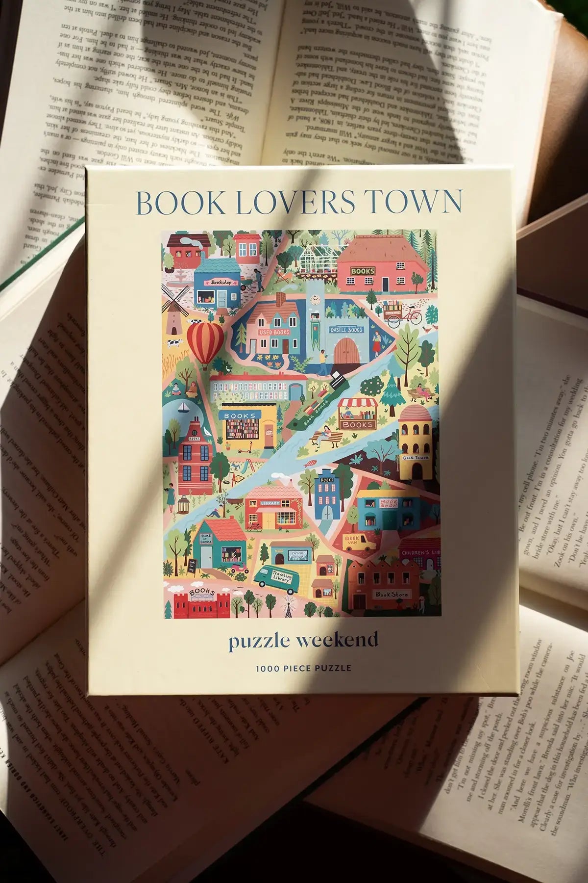 Puzzle Weekend Book Lover's Town, 1000 Piece Puzzle